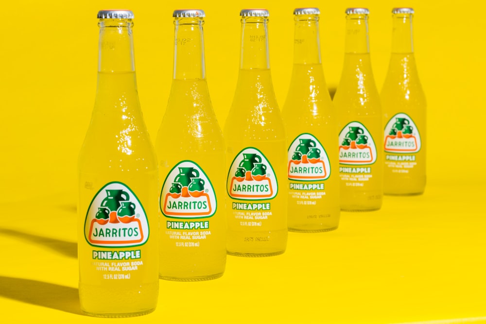 bottiglia di succo d'arancia su superficie gialla