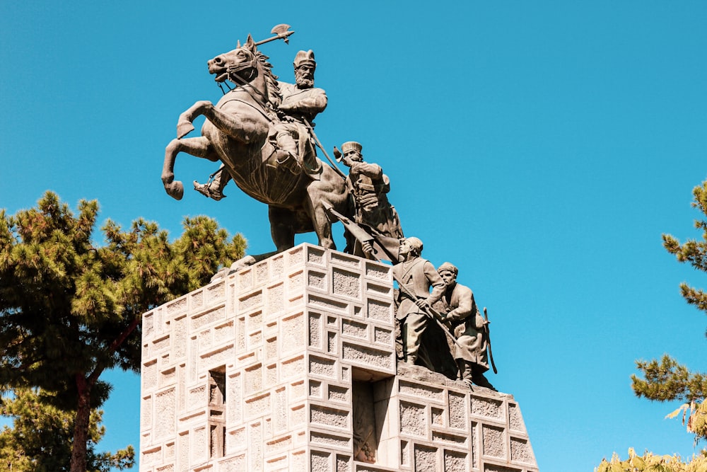 Mann reitet auf Pferd Statue