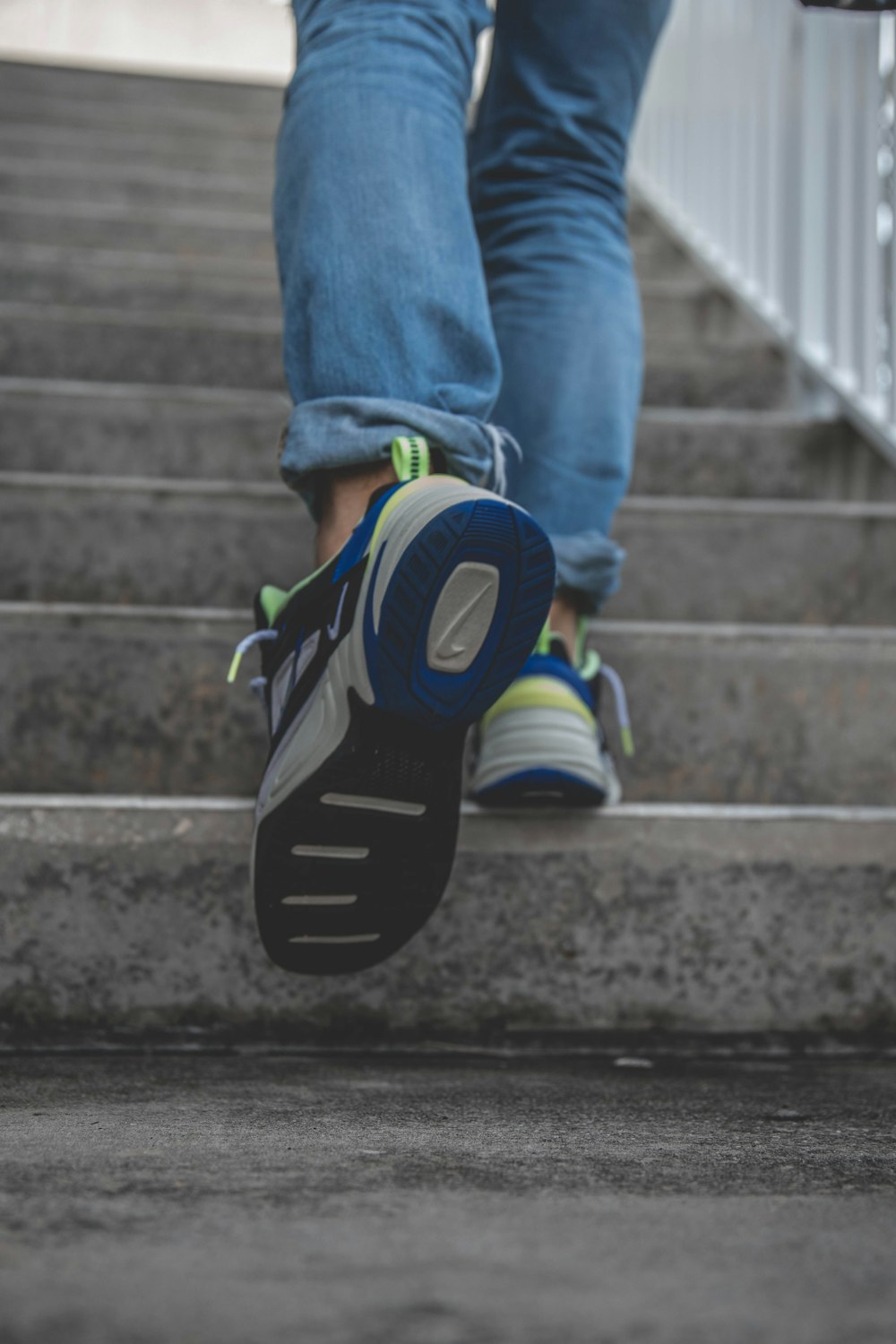 Foto de persona en jeans azules con zapatillas nike negras y verdes –  Imagen gratuita Nike en Unsplash