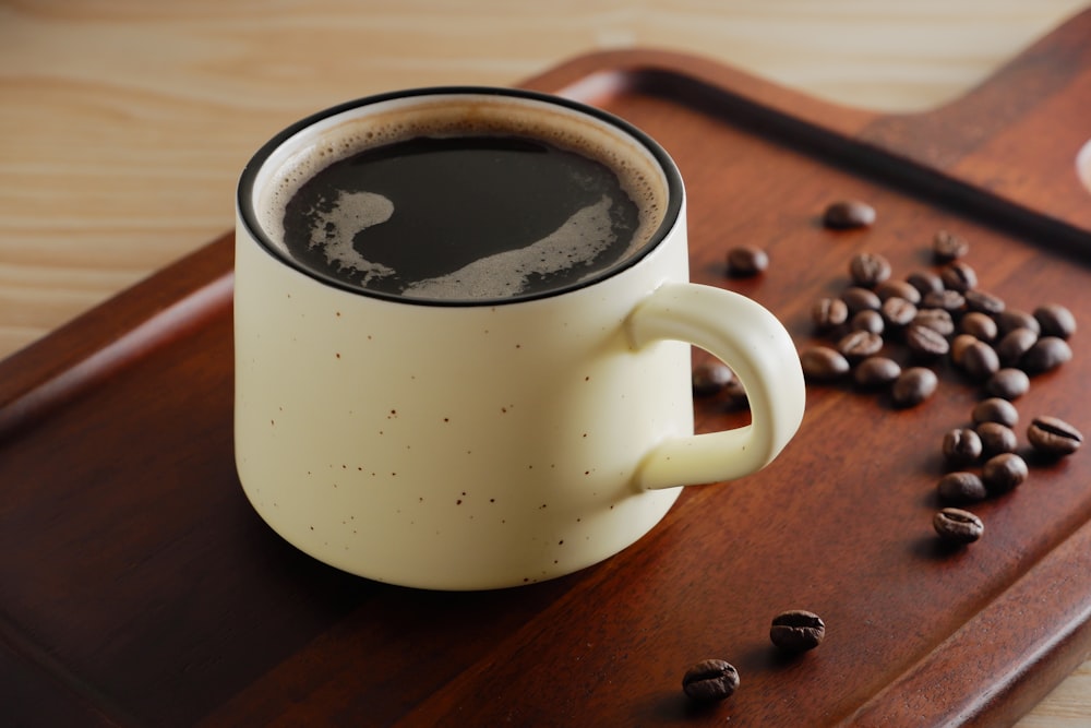 Taza de cerámica blanca con café