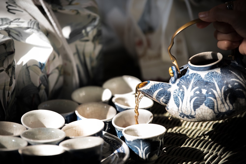 Tazza da tè in ceramica floreale blu e bianca su piattino