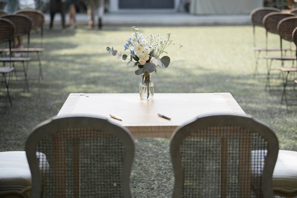 fleur blanche sur table en bois marron