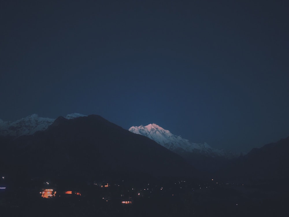 silhouette de montagne pendant la nuit