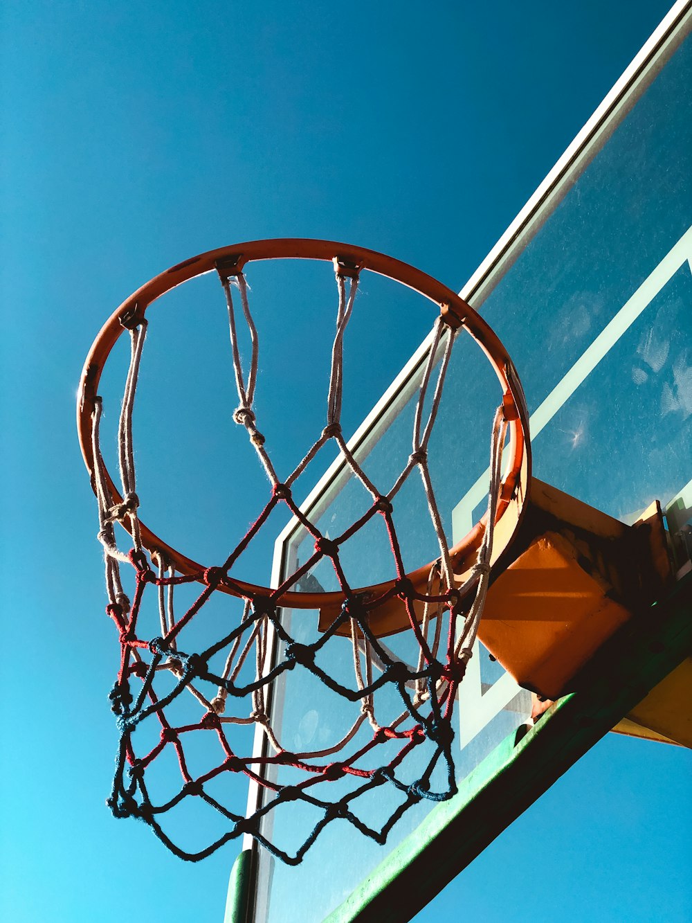 canasta de baloncesto roja y blanca