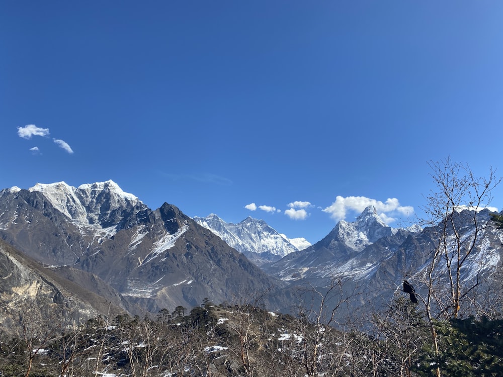 Montaña cubierta de nieve bajo el cielo azul durante el día