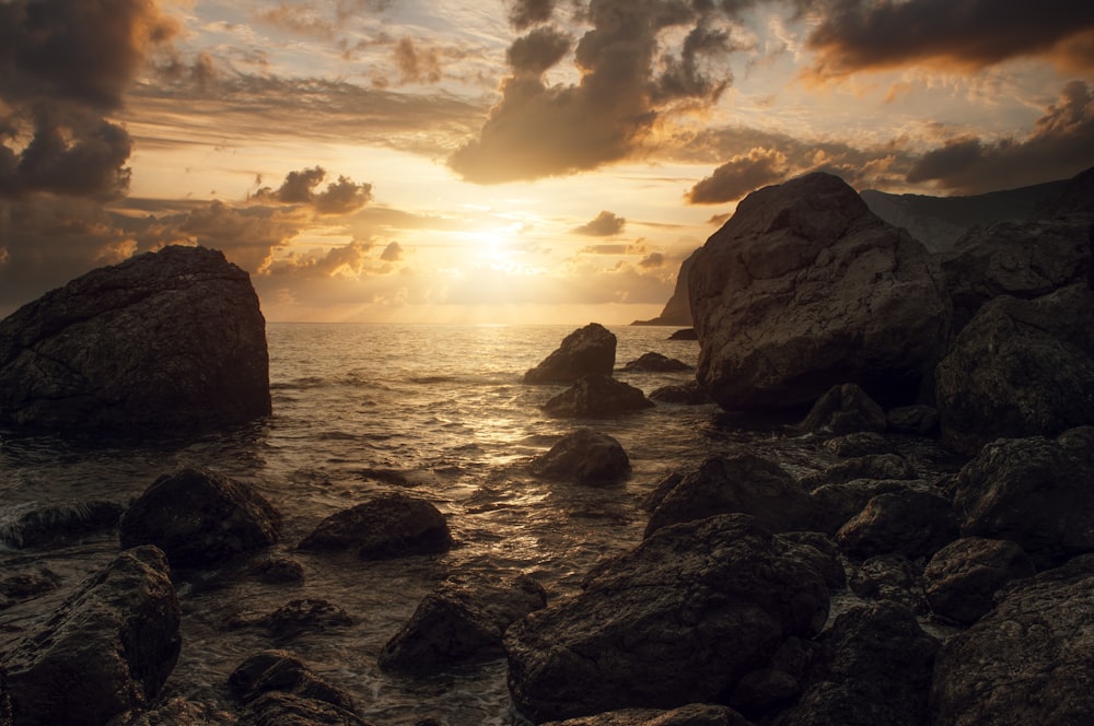 felsiges Ufer mit Felsen bei Sonnenuntergang