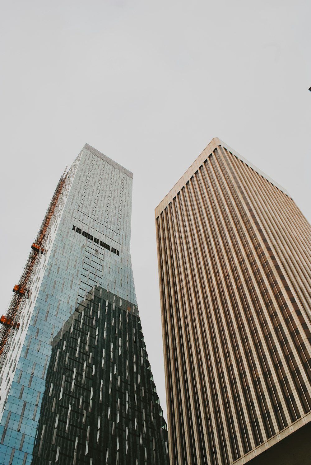 Fotografía de ángulo bajo de edificios de gran altura