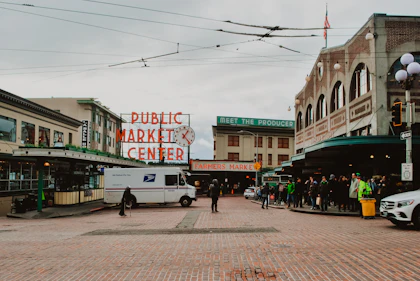 Pessoas passeando numa feira de rua no centro de Seattle