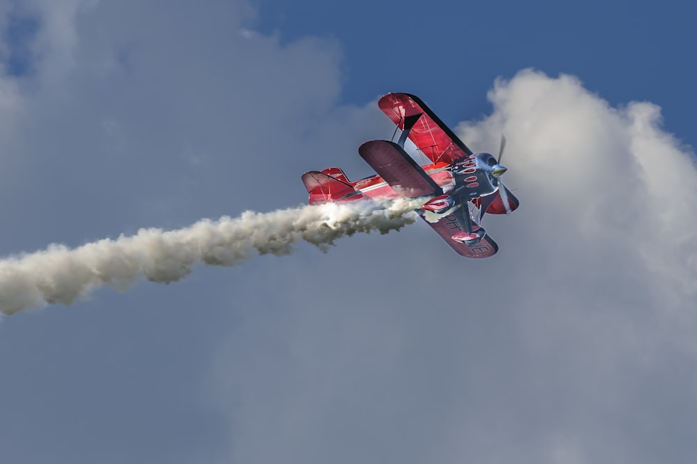 avião a jato vermelho e branco no ar