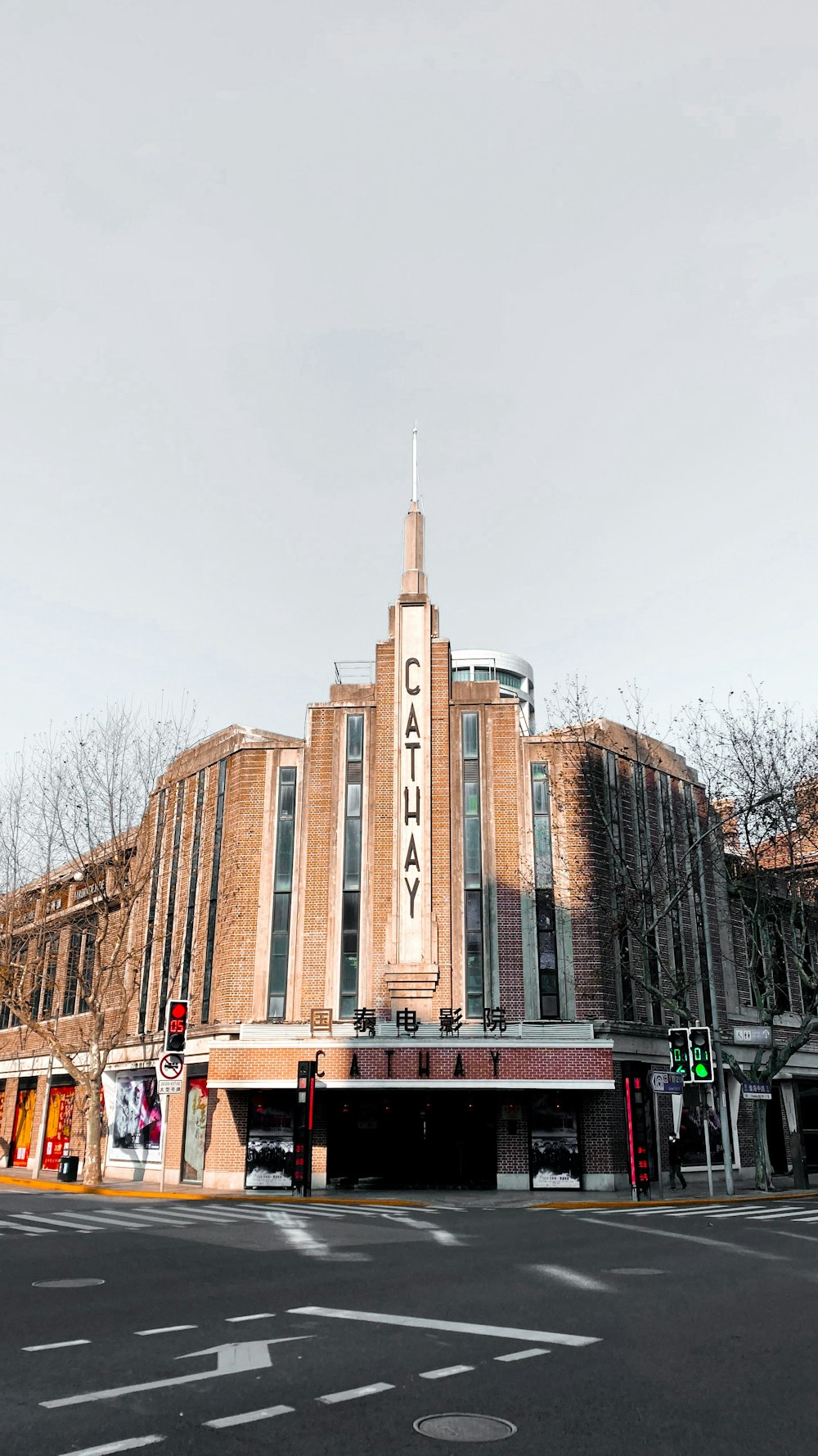 Edificio de hormigón marrón durante el día