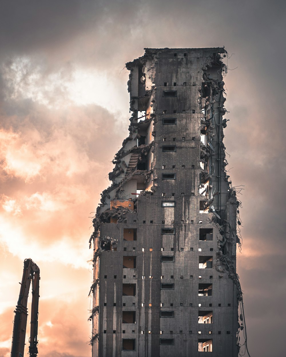 Bâtiment en béton brun sous un ciel nuageux pendant la journée