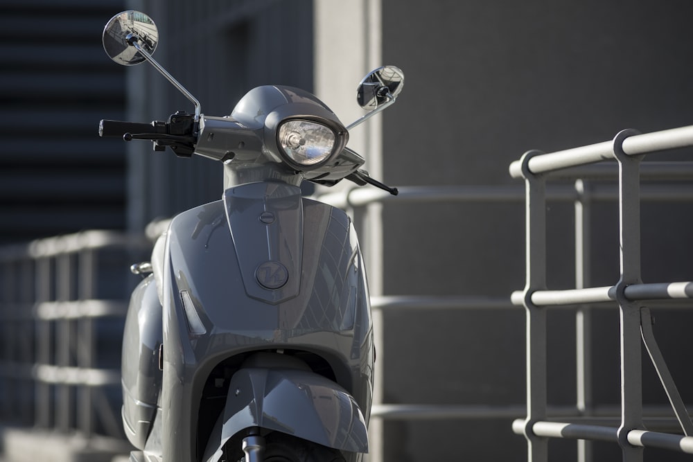 un scooter estacionado frente a un edificio