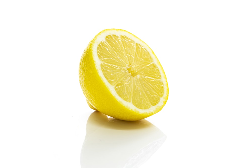 fruit de citron jaune sur surface blanche