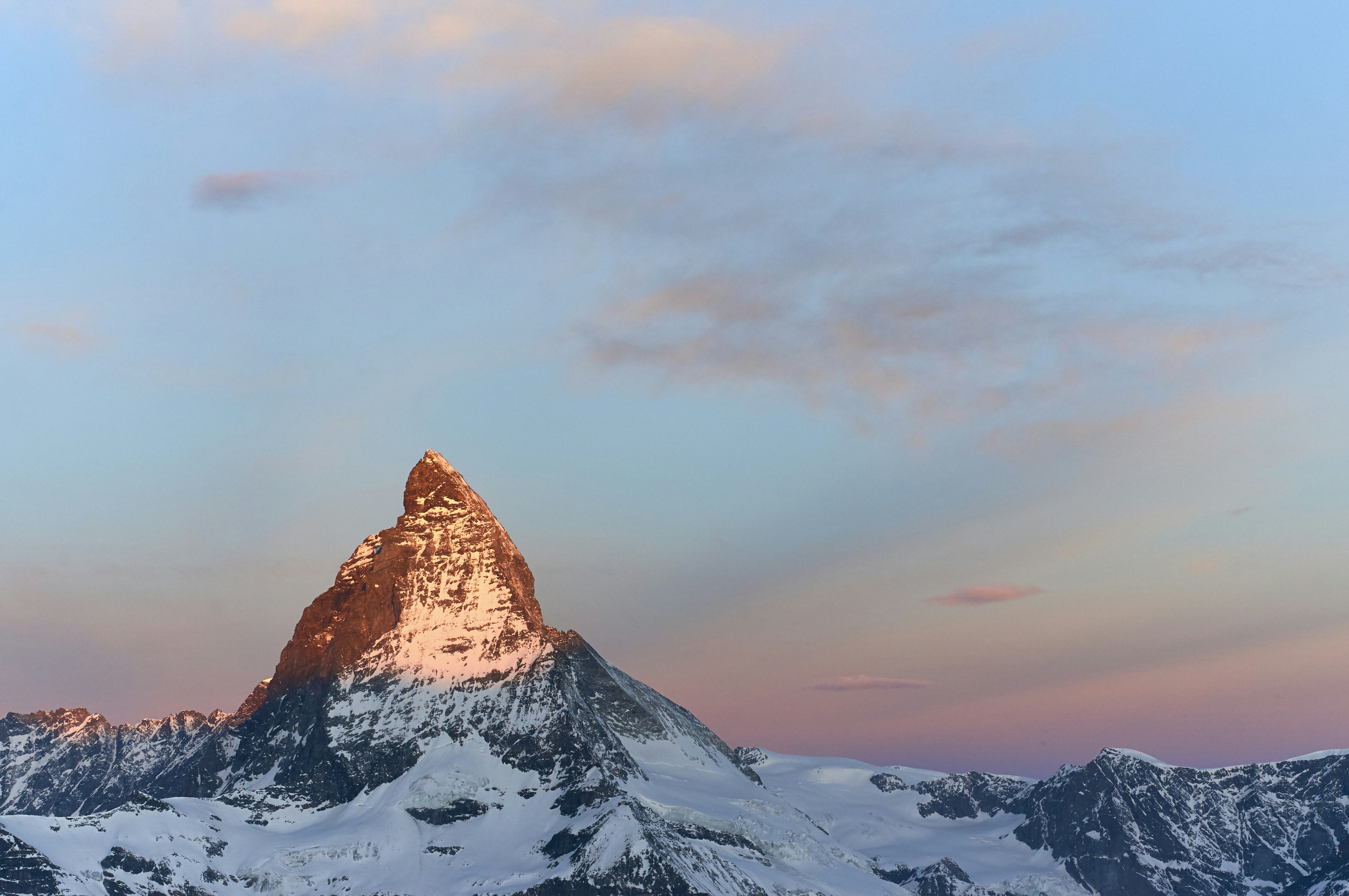 Schneebedeckter Berg tagsüber unter bewölktem Himmel