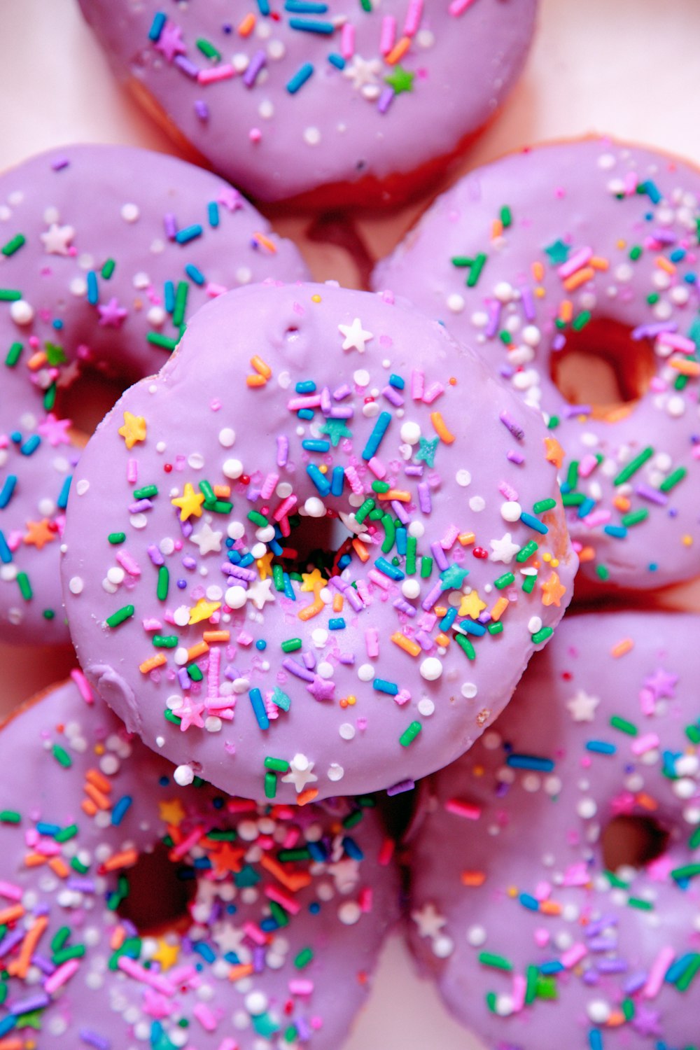 rosquilla rosa y blanca con chispas