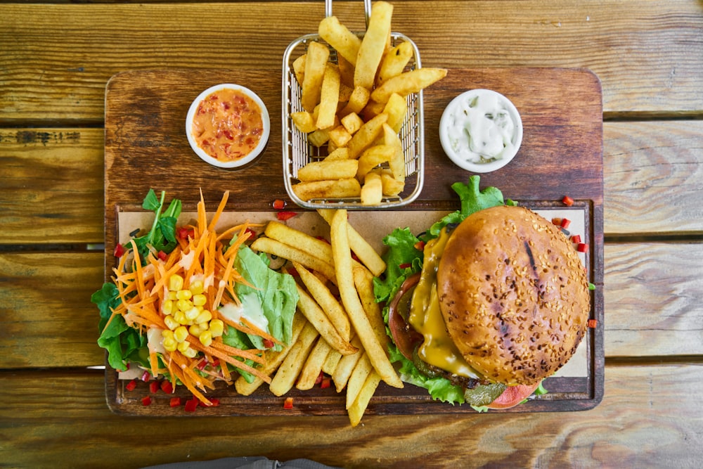 Frites et burger sur plateau en bois brun