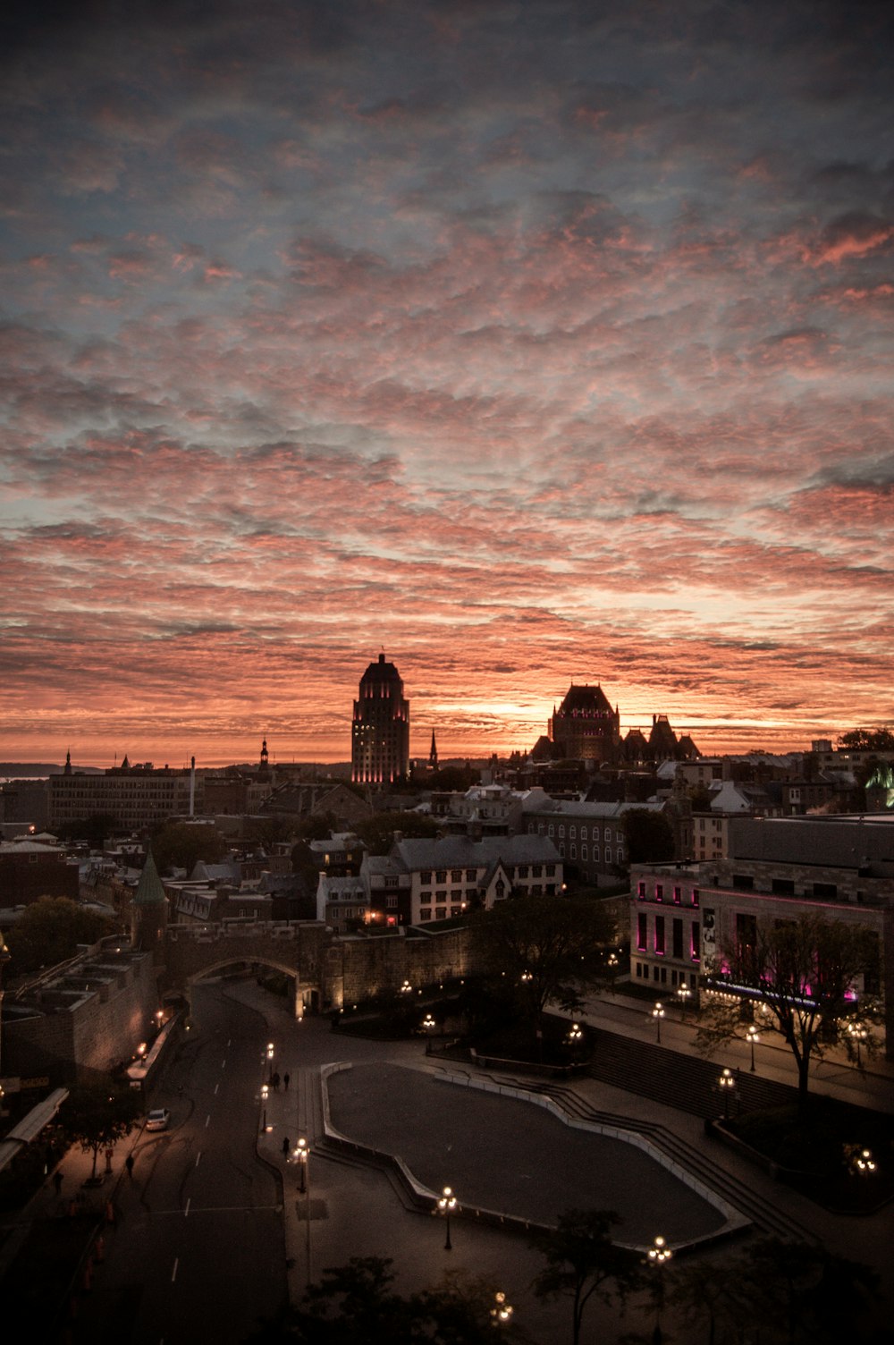 edificios de la ciudad bajo el cielo nublado durante la puesta del sol