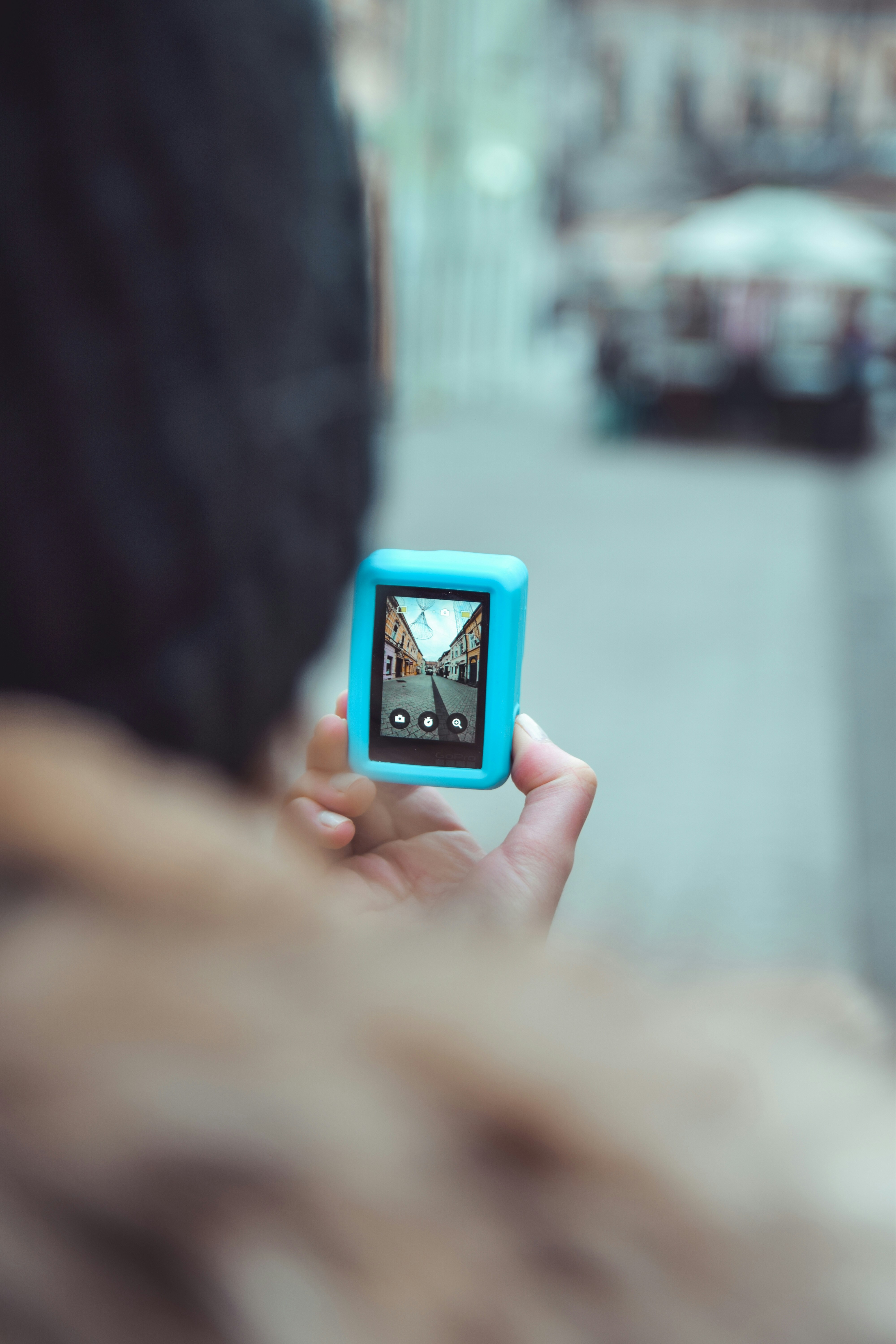 pessoa segurando o brinquedo do cubo azul e vermelho