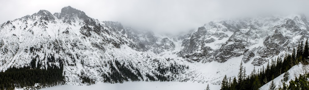 montanha coberta de neve durante o dia