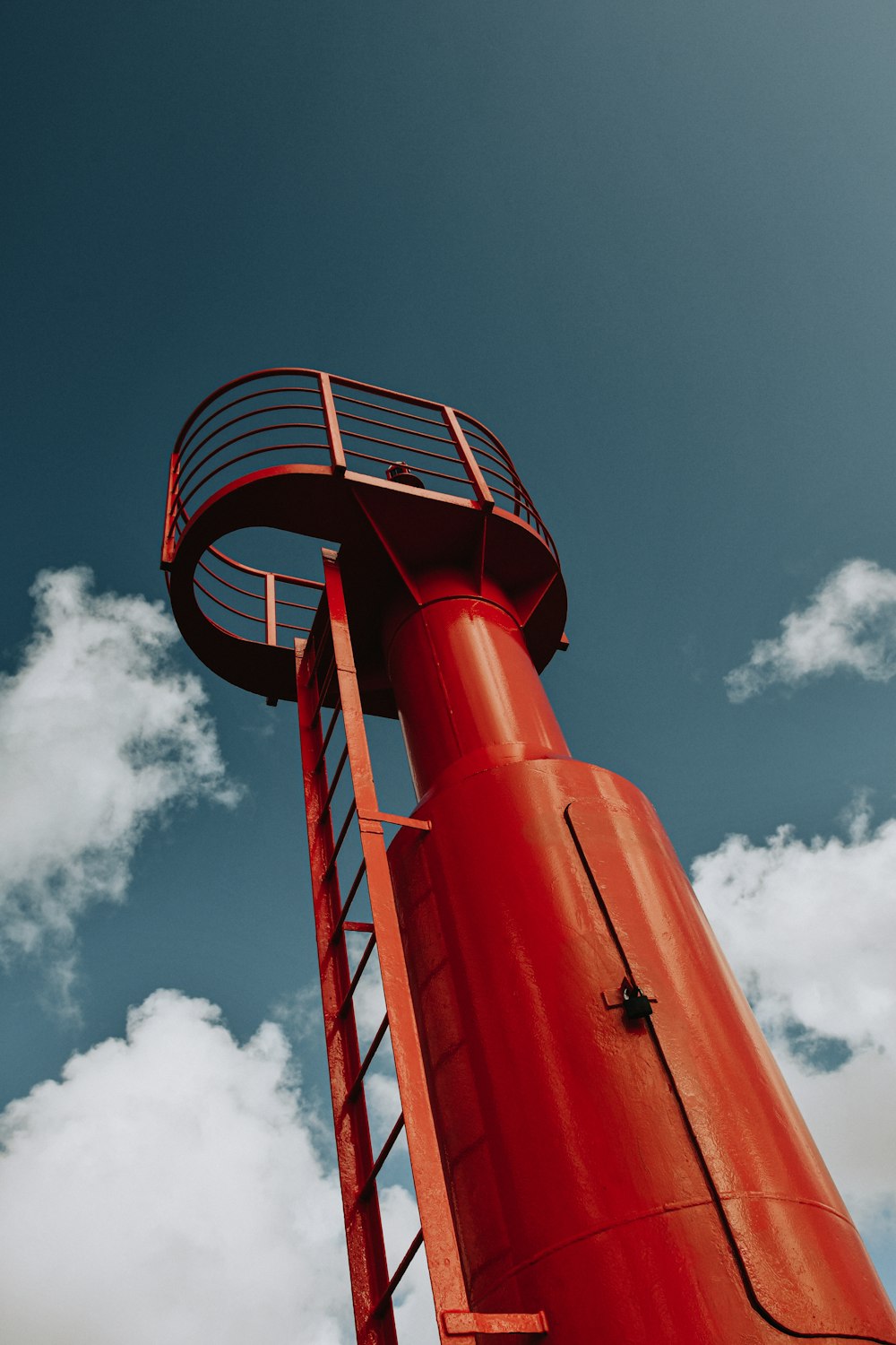 rot-weißer Turm unter blauem Himmel