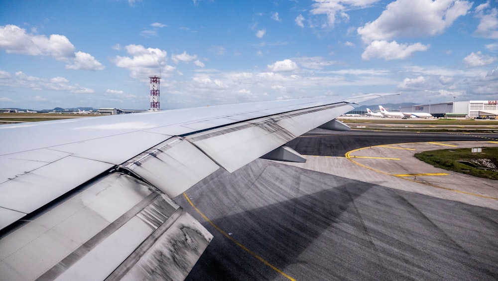 white and gray airplane wing during daytime