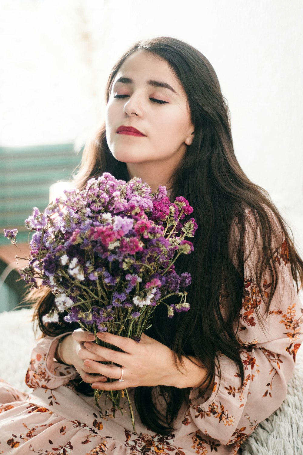 femme tenant un bouquet de fleurs