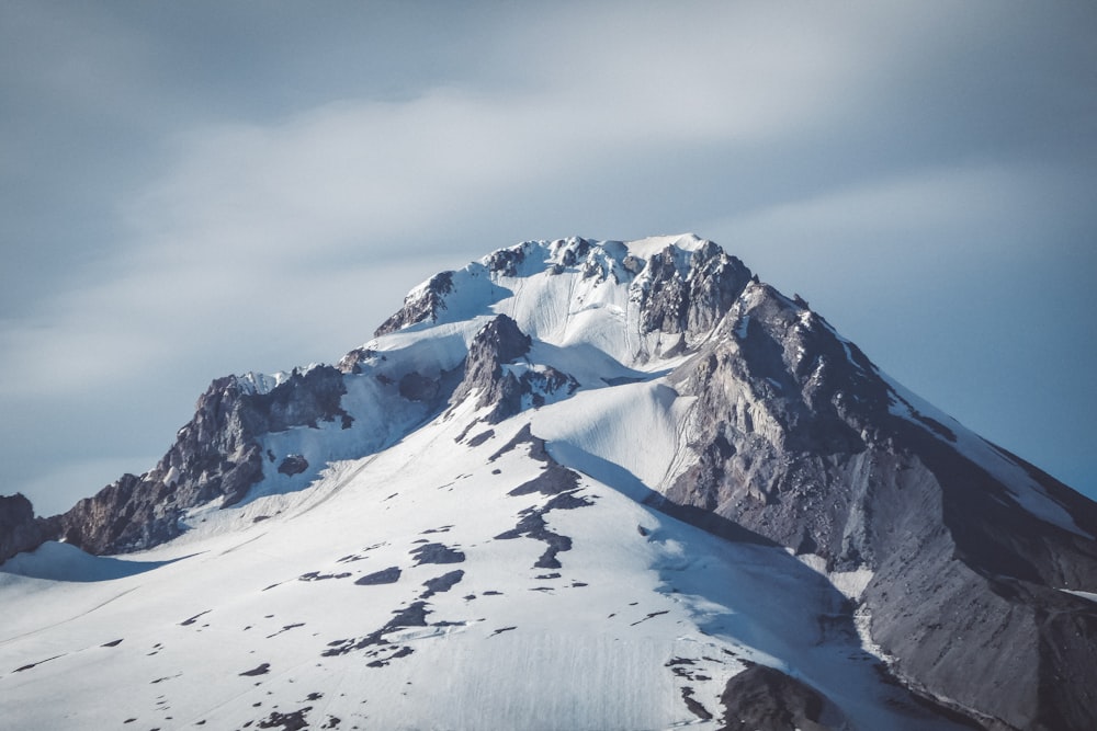 Schneebedeckter Berg unter blauem Himmel tagsüber