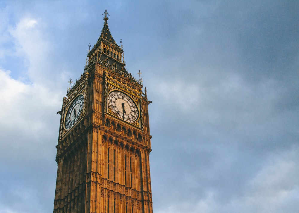 Big Ben sous un ciel gris et nuageux