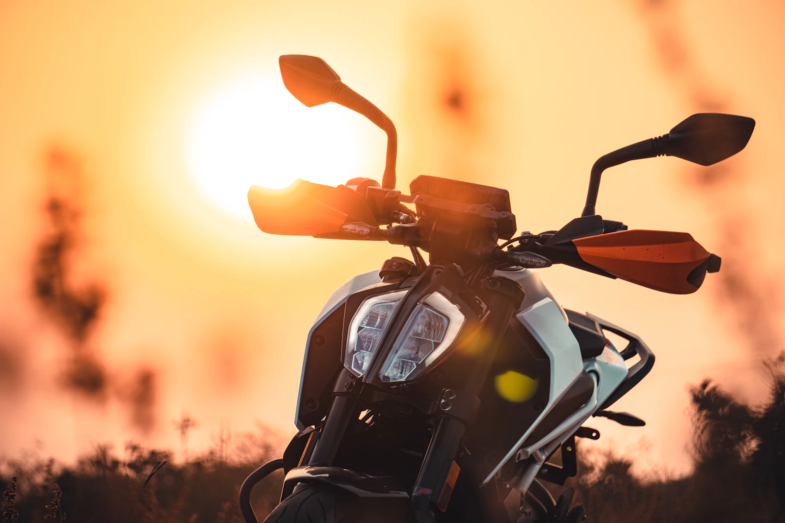 Moto jaune au coucher du soleil — entretien et pression des pneus