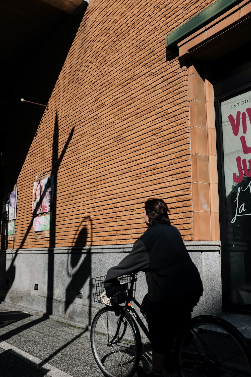 Hombre con chaqueta negra sentado en una silla de acero negro