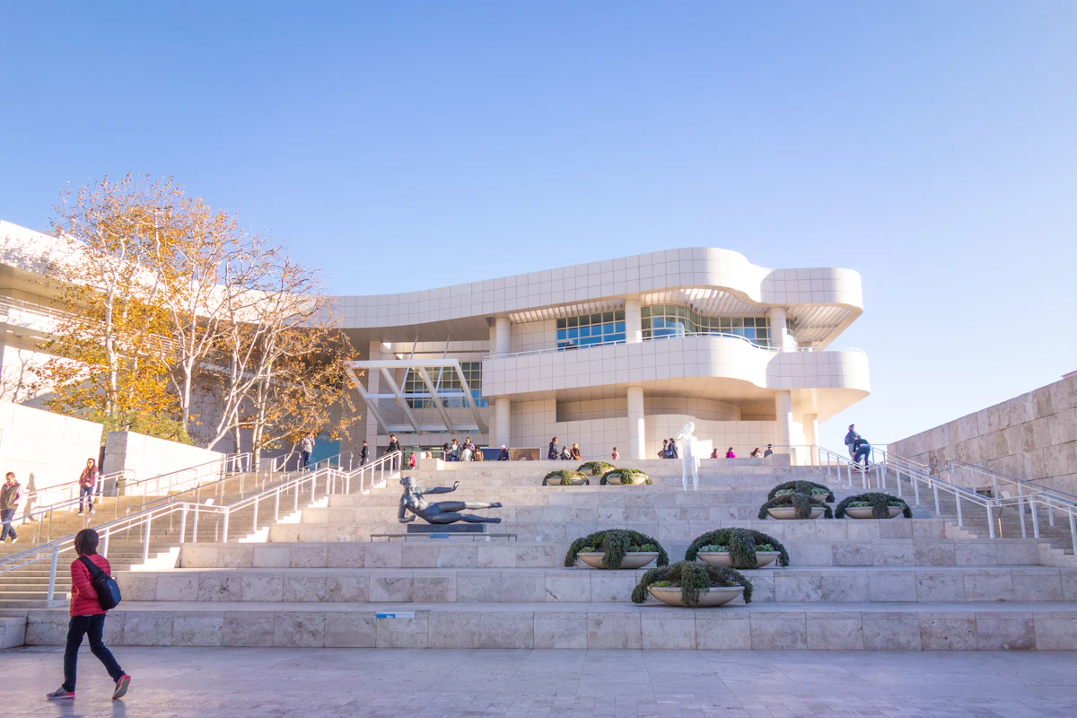 ทางเข้าเก็ตตี้ เซ็นเตอร์ · The entrance to the Getty Center