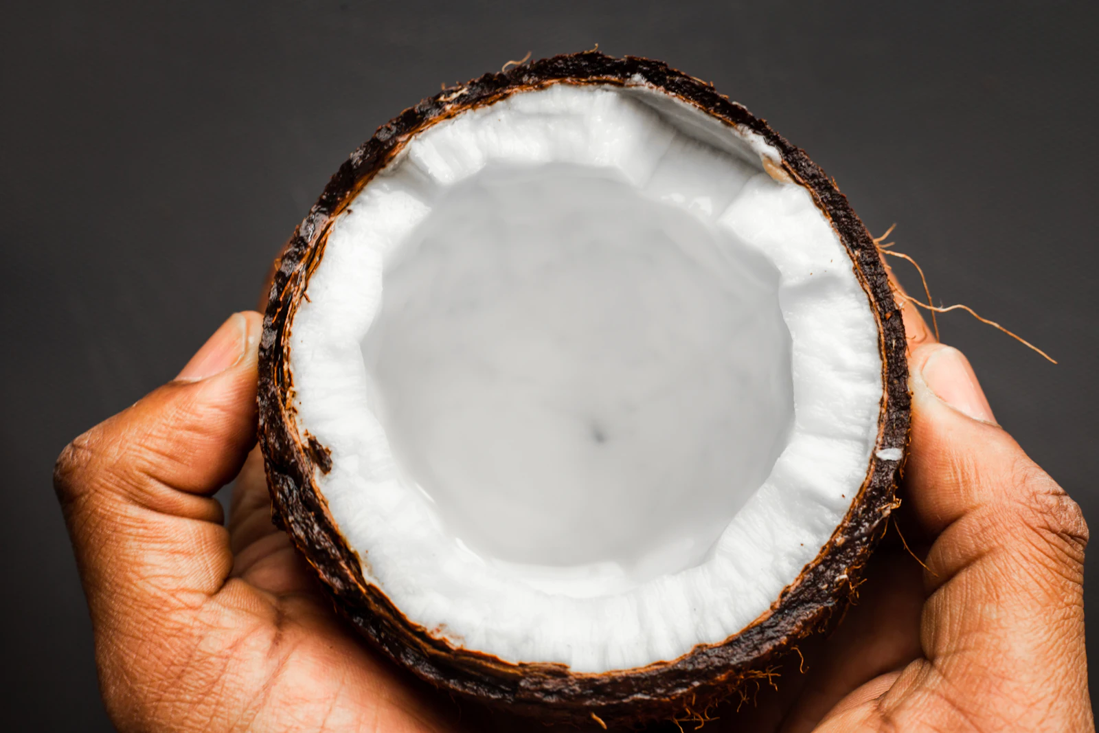 Kelapa dibelah untuk diambil isinya