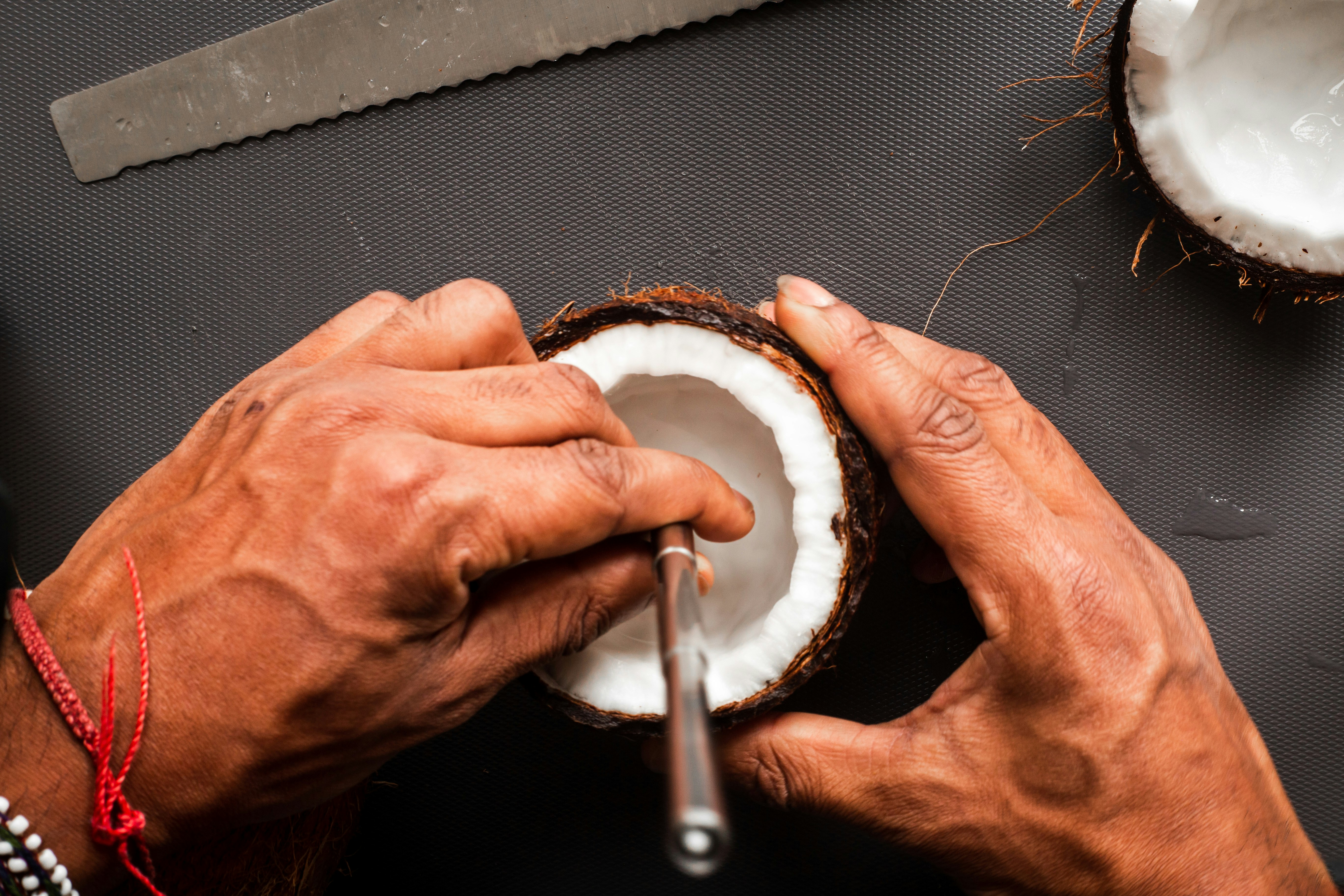 person som håller en kniv i rostfritt stål