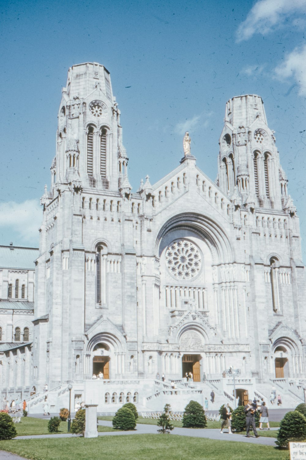 église en béton blanc sous le ciel bleu pendant la journée