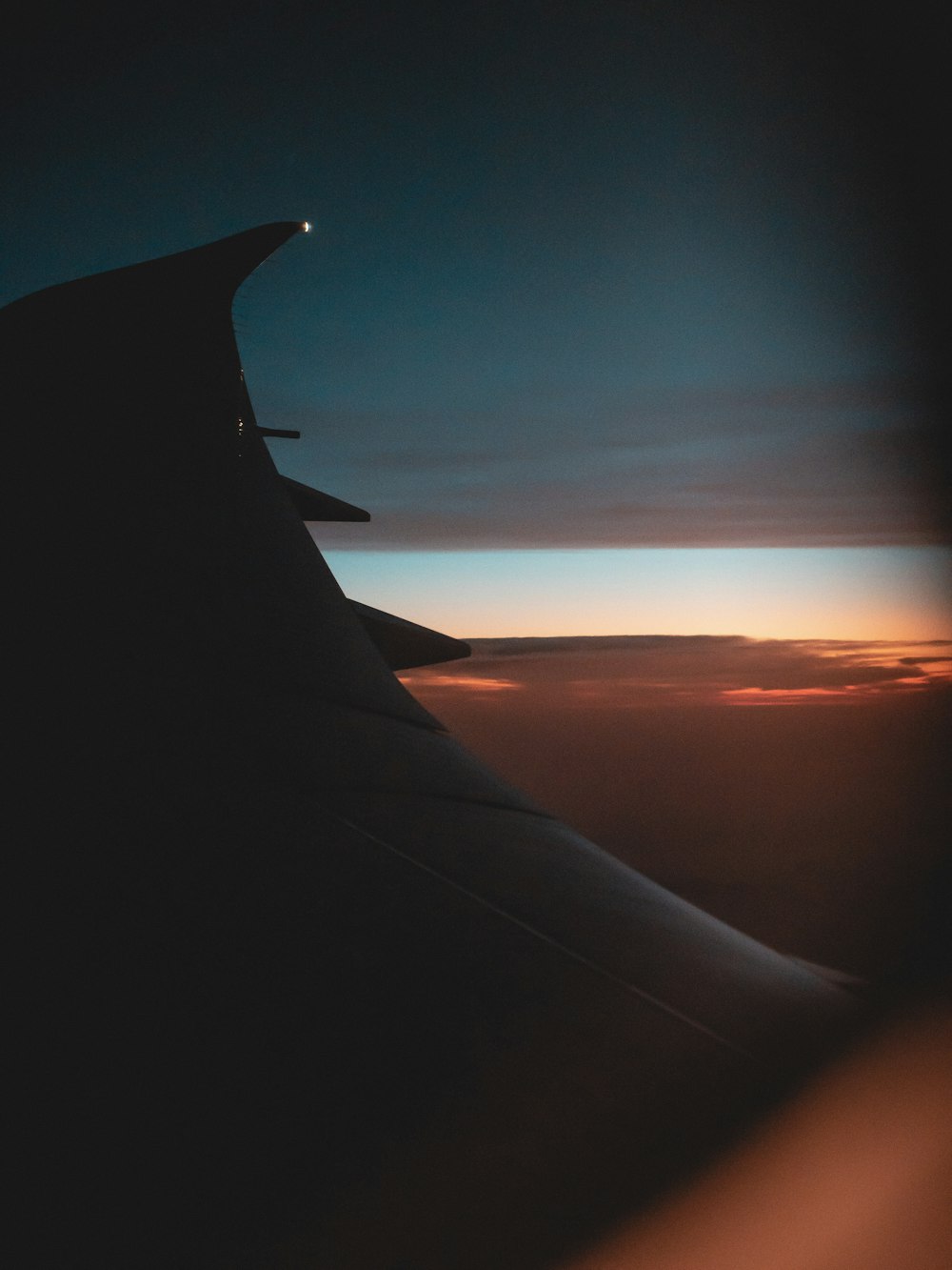 vista del finestrino dell'aereo delle nuvole durante il tramonto