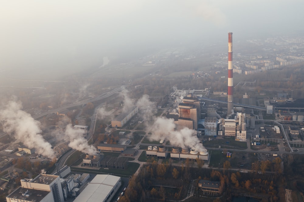 humo blanco que sale del edificio