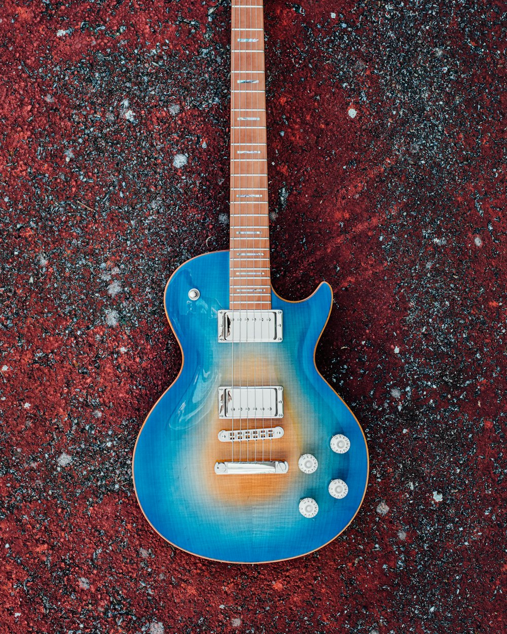 blue and brown electric guitar