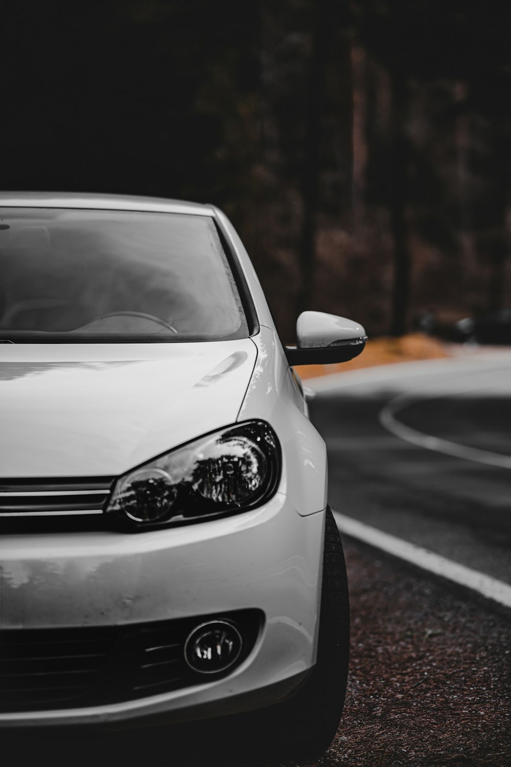 Coche blanco en la carretera durante el día