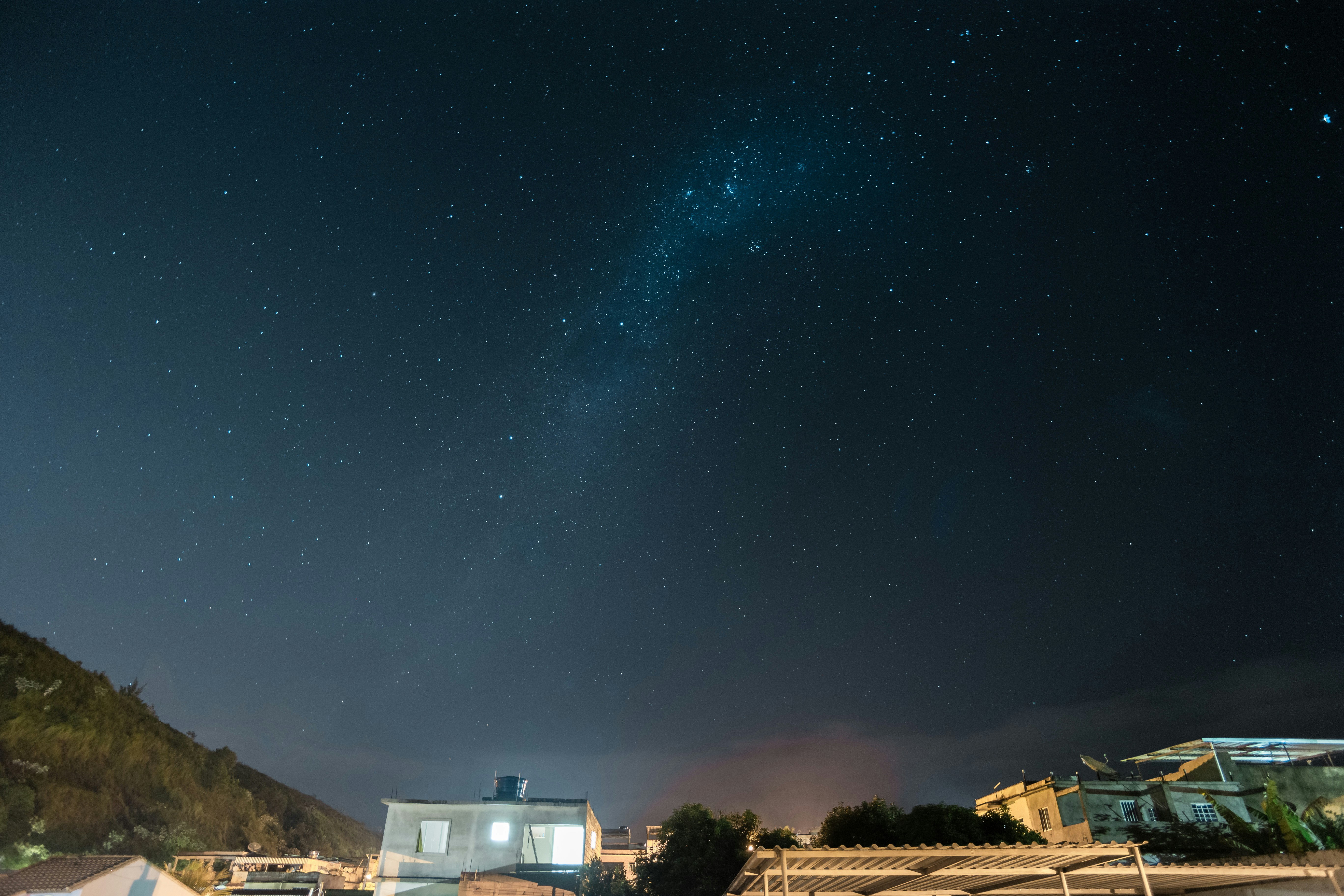 夜間の青空の下の白と茶色の家
