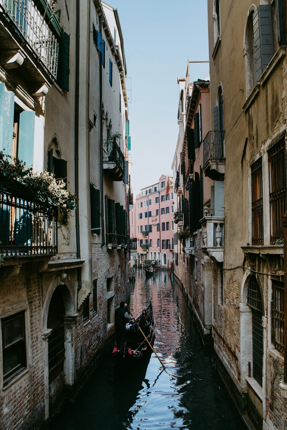 persone che camminano per strada tra gli edifici durante il giorno