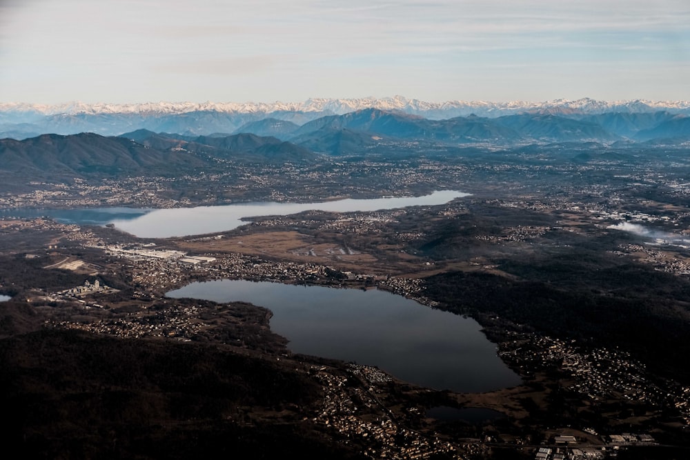 Vue aérienne des montagnes et des nuages