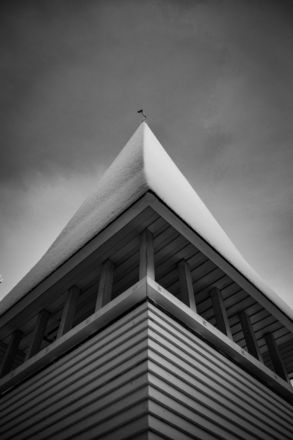 Foto en escala de grises de un edificio de hormigón