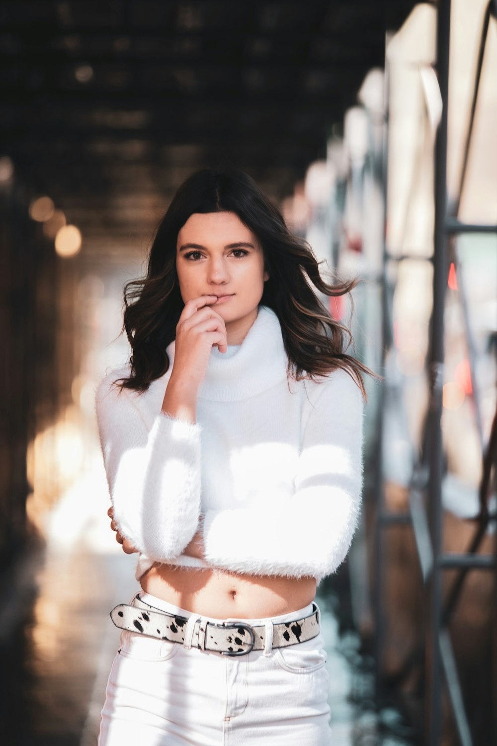 Mujer con camisa blanca de manga larga