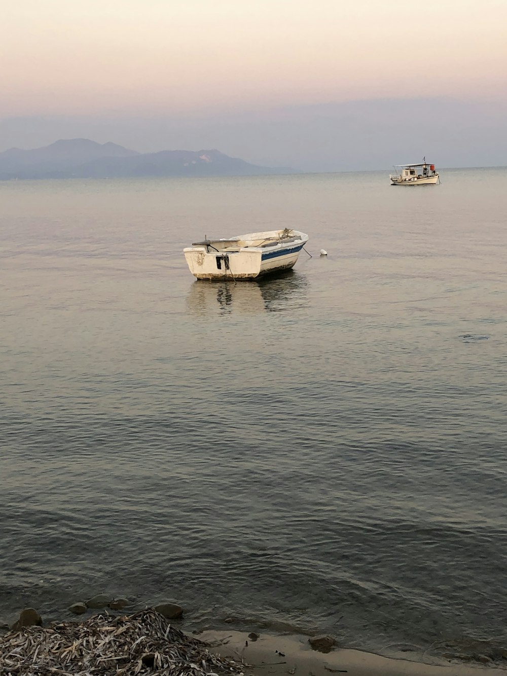barca bianca e marrone sul mare durante il giorno