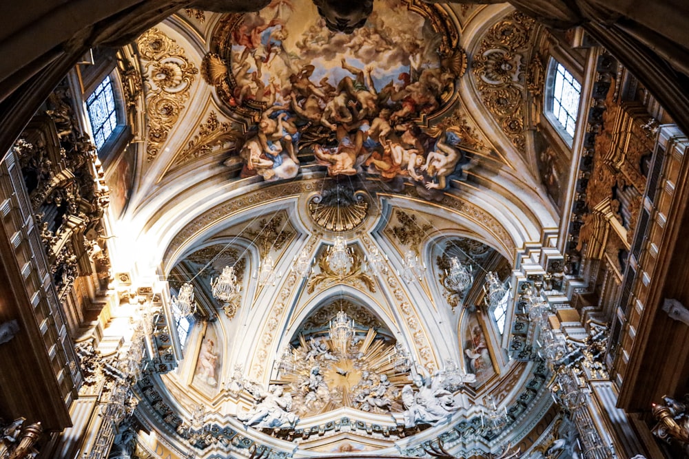 Plafond floral doré et blanc