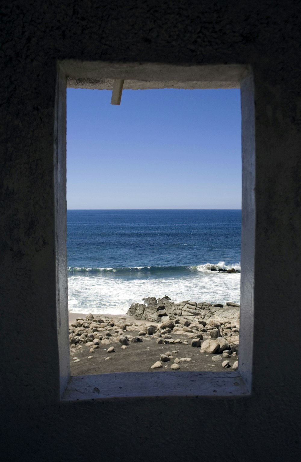 Mar azul bajo el cielo azul durante el día