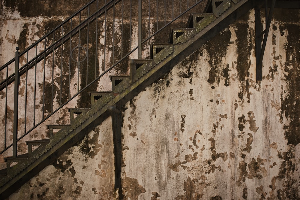 Garde-corps en métal noir sur mur en béton blanc