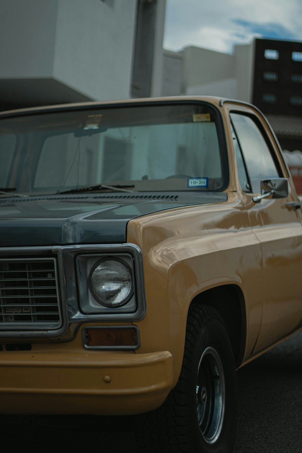 Coche Chevrolet amarillo y negro