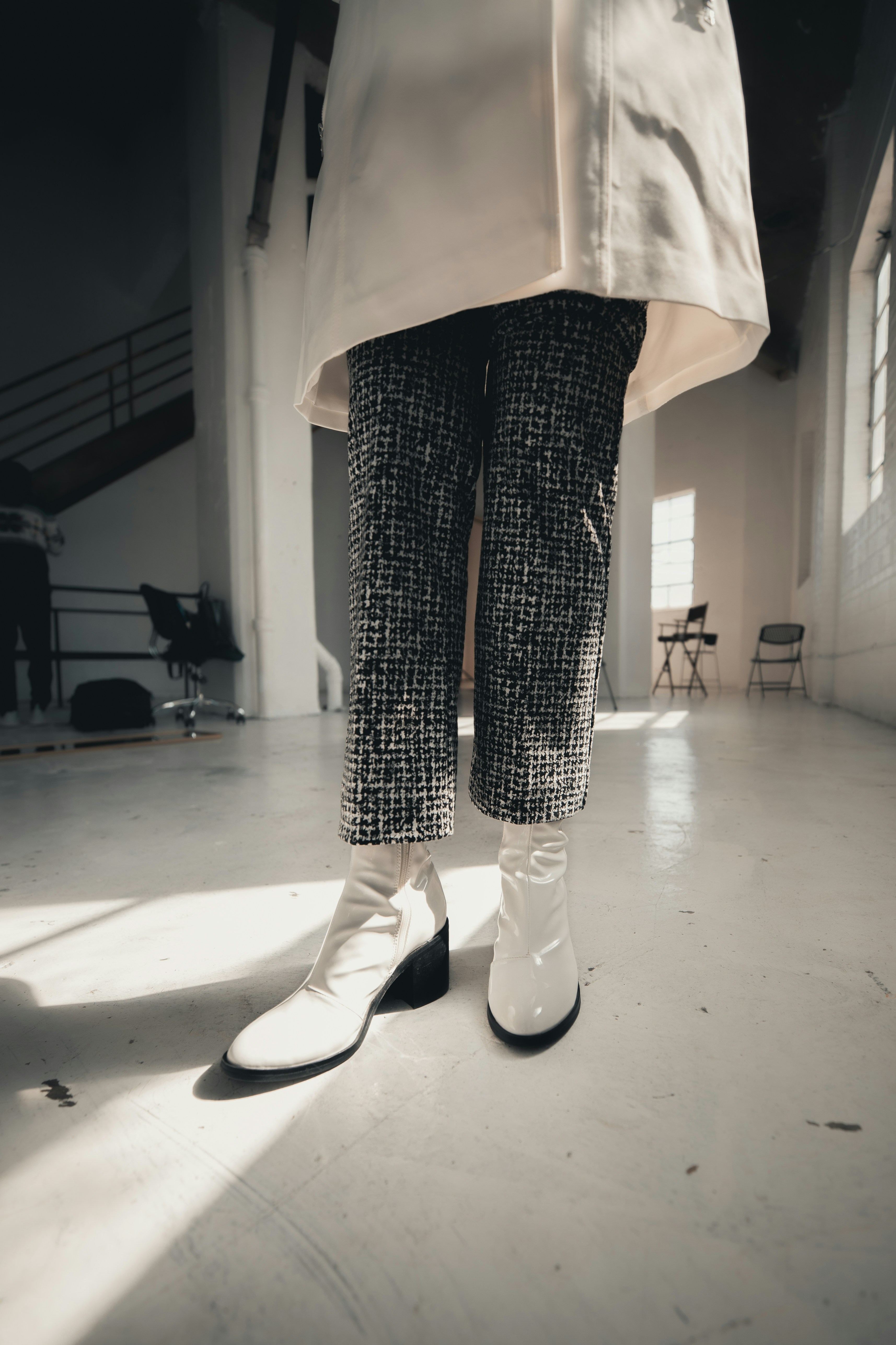 黒と白のズボンと黒の靴の人の写真 Unsplashで見つけるダラスの無料写真
