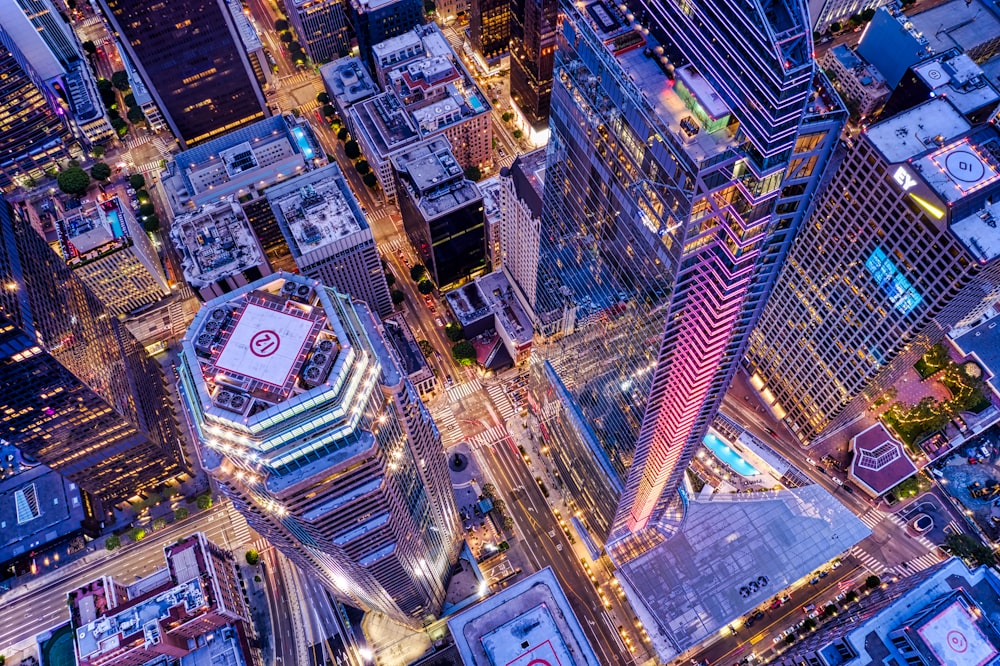 Veduta aerea degli edifici della città durante la notte